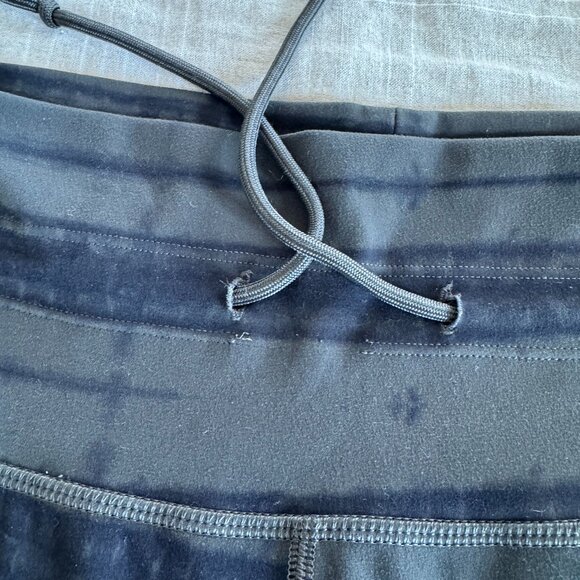 Vuori Daily Leggings in Dark Oregano Shibori Stripe No Size Tag - Picture 9 of 10